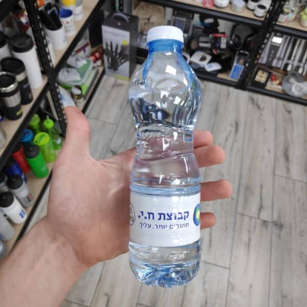 בקבוקי מים עם לוגו
