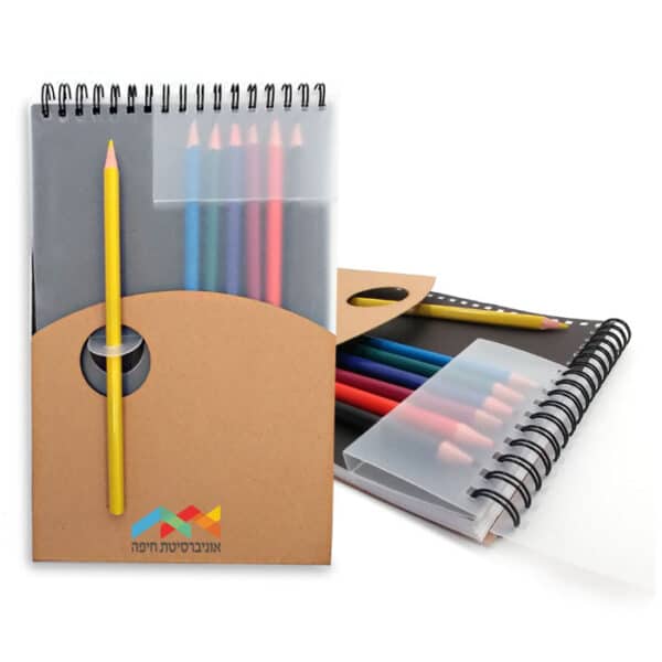 מחברת ממותגת עם עפרונות צבעוניים